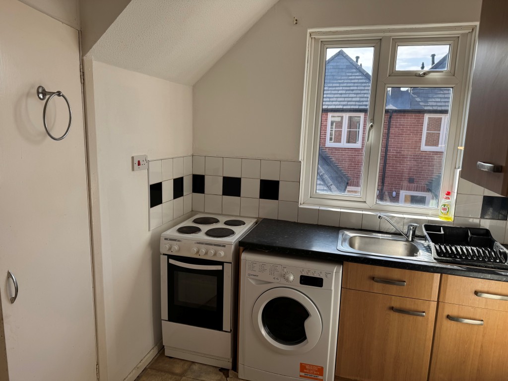 Lot: 128 - TWO-BEDROOM TOWN CENTRE FLAT FOR INVESTMENT OR OCCUPATION - The Kitchen